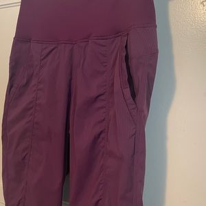 Like New Lululemon Athletica Capri Leggings Pants Size 8